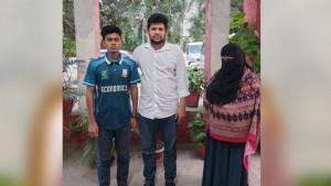 বোতল নিক্ষেপকারী শিক্ষার্থীকে বাসায় দাওয়াত দিলেন তথ্য উপদেষ্টা
