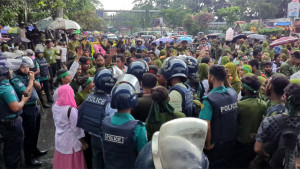 শাহবাগে নার্সিং শিক্ষার্থীদের অবরোধ, আশপাশে যানজট