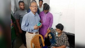 আহত শিক্ষার্থীদের দেখতে হাসপাতালে জবি উপাচার্য
