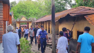 ঢিল ছোড়ার পর এবার নাট্যশিল্পীর বাড়িতে আগুন