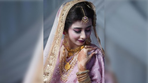 অটোরিকশার চাকায় ওড়না পেঁচিয়ে প্রাণ গেল তরুণীর