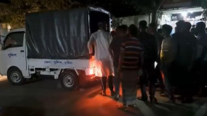 হাতকড়া ছাড়া থানায় নেওয়ার পথে পুলিশের ওপর আসামির হামলা