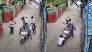 মগবাজারে প্রকাশ্যে চাপাতি হাতে ছিনতাইয়ের ভিডিও ভাইরাল