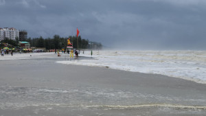 বৈরী আবহাওয়ায় উত্তাল সাগর, কক্সবাজারে বিপাকে পর্যটন ব্যবসায়ীরা