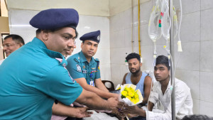 আহত জুলাই যোদ্ধাদের খোঁজ নিতে হাসপাতালে ডিএমপি কমিশনারের প্রতিনিধিদল