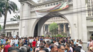 ইশরাককে মেয়রের দায়িত্ব বুঝিয়ে দেওয়ার দাবিতে নগর ভবনে বিক্ষোভ