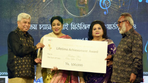 আজীবন সম্মাননা পেলেন ফেরদৌস আরা 