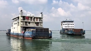 ৪৬ ঘণ্টা পর দৌলতদিয়া-পাটুরিয়া রুটে লঞ্চ চলাচল শুরু