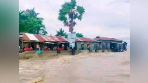 সাগরে গভীর নিম্নচাপটি উপকূল অতিক্রম শুরু করেছে, জলোচ্ছ্বাসের আশঙ্কা