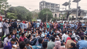 ৮ ঘণ্টা ধরে কাকরাইলে আন্দোলনে জবি শিক্ষার্থীরা, মেলেনি সাড়া