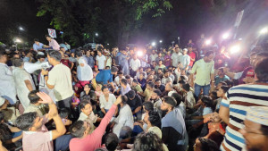 রাতভর অবস্থানের পর সকালেও যমুনার সামনে বিক্ষোভ