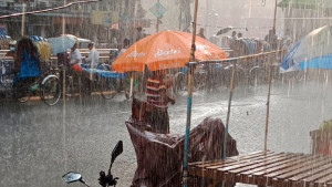 দেশজুড়ে বৈরী আবহাওয়া, চার জেলায় বন্যার শঙ্কা