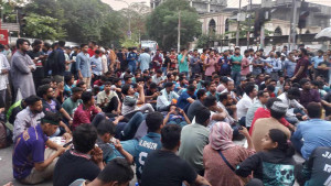 কাকরাইলের সমাবেশে জবির সাবেক শিক্ষার্থীরাও, ক্যাম্পাস থেকে আসছে বাস