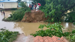 লোহাগাড়ার তিন খালে ভাঙন, লোকালয়ে ঢুকছে পানি
