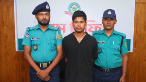 আপত্তিকর ছবি ছড়িয়ে দেওয়ার হুমকি দিয়ে ২১ ভরি স্বর্ণালঙ্কার হাতিয়ে নেওয়ার অভিযোগ