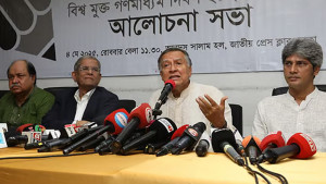 ২৬৬ সাংবাদিকের বিরুদ্ধে মামলা, এটা কীভাবে সম্ভব: মাহফুজ আনাম