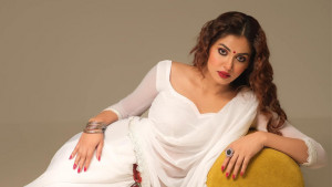 দেশে ছোট পোশাক পরি না, বিদেশে গিয়ে পরি: মিম
