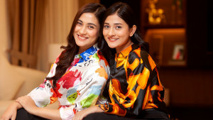 একই মঞ্চে সম্মাননা পাচ্ছেন দুই বোন