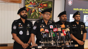 রাজধানীতে কষ্টিপাথরের ৩ মূর্তিসহ গ্রেপ্তার ৪