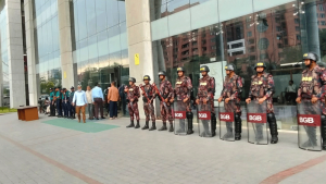 কর্মবিরতিতে অচলাবস্থায় এনবিআর: বিজিবি-পুলিশ মোতায়েন