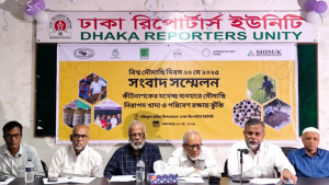 কীটনাশকের ক্ষতি থেকে মৌমাছি সুরক্ষা জরুরি