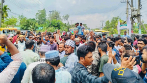 রইস উদ্দিনের হত্যাকারীদের গ্রেপ্তারের দাবিতে চট্টগ্রামে মহাসড়ক অবরোধ