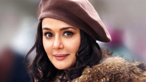 ছবি তোলায় প্রীতি জিনতার বিধিনিষেধ