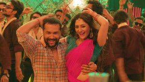 ‘হান্ড্রেড পার্সেন্ট দেশি’ গানে মেতেছে দর্শক