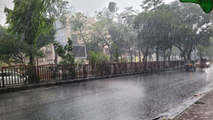 সকাল থেকে রাজধানীতে বৃষ্টি, সঙ্গে বাতাস