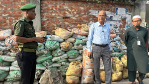 ফুটপাত থেকে বালুর বস্তা অপসারণের নিদেশ