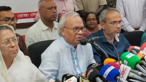 দূরে তাকিয়ে সিদ্ধান্ত নিন, নাহলে বিপদ হতে পারে: সরকারকে রিজভী