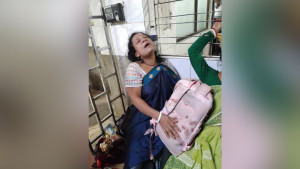 রশনির রক্তমাখা ব্যাগ জড়িয়ে কাঁদছেন মা