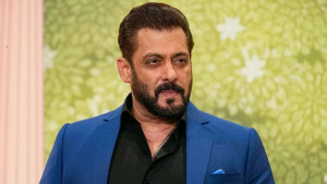 সালমানের বাড়িতে প্রবেশের চেষ্টা, নারীসহ গ্রেপ্তার ২