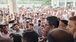 সচিবালয়ে কর্মকর্তা-কর্মচারীদের বিক্ষোভ  