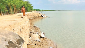 দুর্বল বাঁধ নিয়ে দুশ্চিন্তায় উপকূলের মানুষ