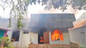রায়গঞ্জে ব্যক্তিগত বন্দিশালা  ভাঙচুর, আগুন বিক্ষুব্ধদের