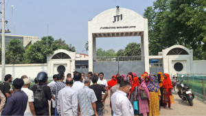 কারখানায় ঢুকতে বাধা দিলেন বিএনপিকর্মীরা