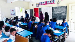 জরাজীর্ণ ঘরে ঝুঁকি নিয়ে স্বপ্ন বুনছে খুদে শিক্ষার্থীরা