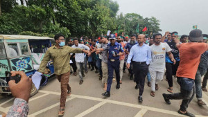 ইউএনওর বদলির দাবিতে লংমার্চ ছাত্র-জনতার