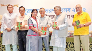 নতুন বই উপহার পেয়ে  উচ্ছ্বসিত শিক্ষার্থীরা