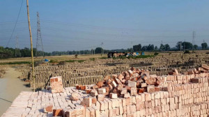 ইটভাটা দালালের প্রলোভনের ফাঁদ