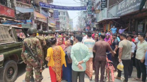 বেতন দাবিতে শ্রমিকদের মহাসড়ক অবরোধ
