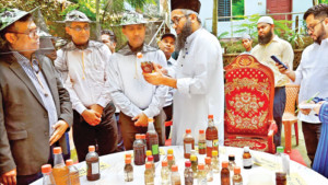 বাড়ির আঙিনায় মৌবন, ৭০ রকমের ফুল ও মধু