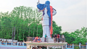 রাঙামাটিতে ভেঙে ফেলা হচ্ছে শেখ মুজিবের ভাস্কর্য