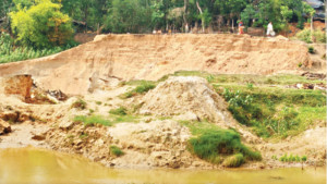 চকরিয়ায় বালুর ইজারা  নিয়ে কাটা হচ্ছে পাহাড়