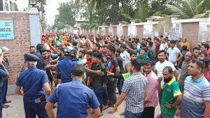 দুই দাবিতে পোশাক কারখানায় শ্রমিক বিক্ষোভ