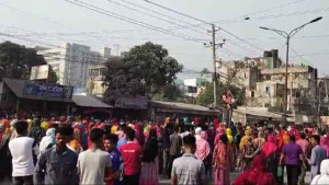 বেতন পরিশোধ  না করে ছুটি বৃদ্ধি সড়ক অবরোধ