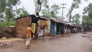 খাসজমিতে দোকানপাট পানিপ্রবাহের নালা বন্ধ