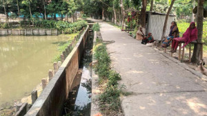 ঝুঁকিপূর্ণ ৬ ফুট গভীর ড্রেন