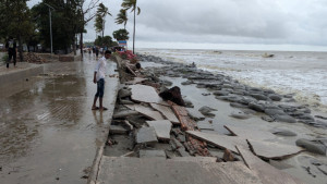 উদ্বোধনের আগেই বিলীনের পথে মেরিন ড্রাইভ